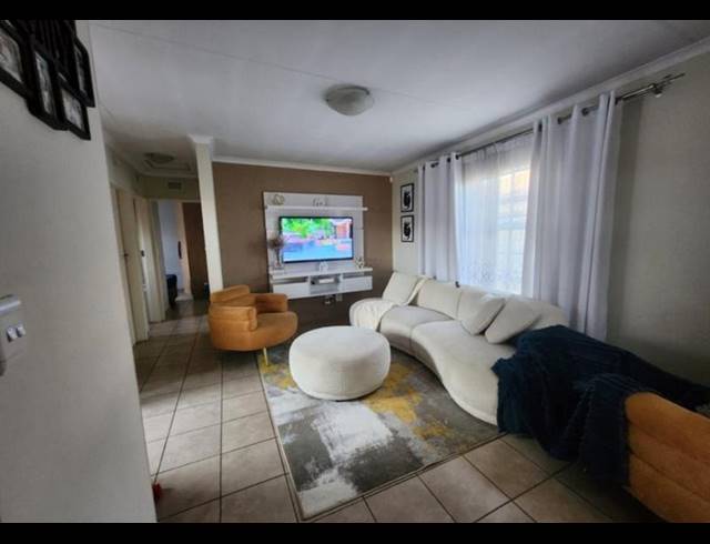 2 BEDROOM TOWNHOUSE FOR SALE IN THATCH HILL ESTATE